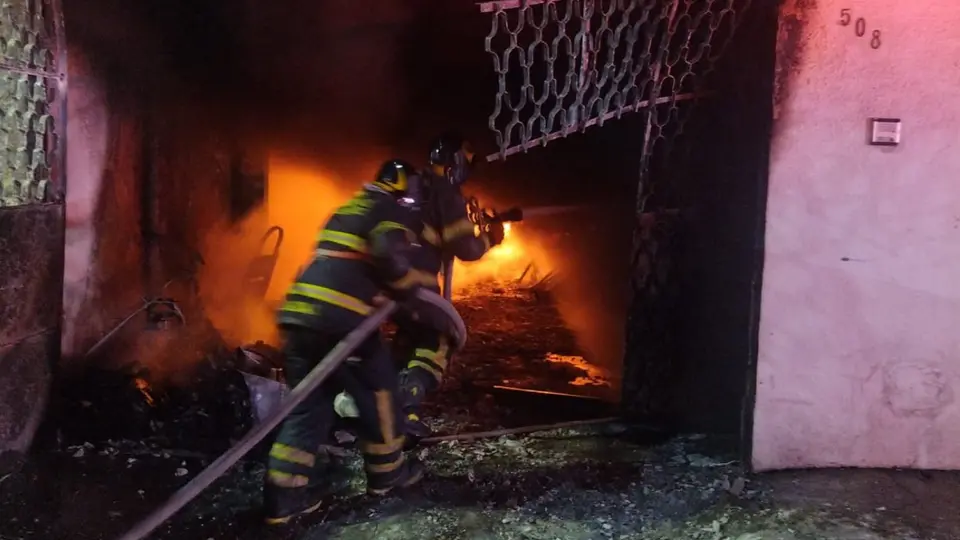 Bomberos de la Ciudad de México acudieron para controlar el incendio registrado en un inmueble de la GAM. / X: @Bomberos_CDMX