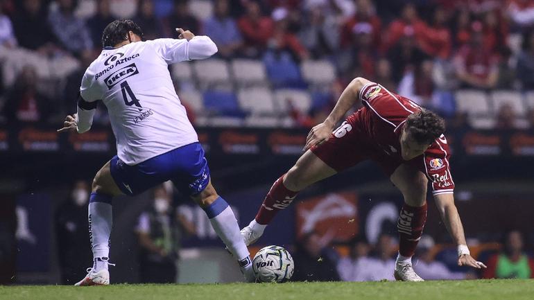 Federico Viñas enfrentando a Vargas en el Puebla vs Toluca | IMAGO7