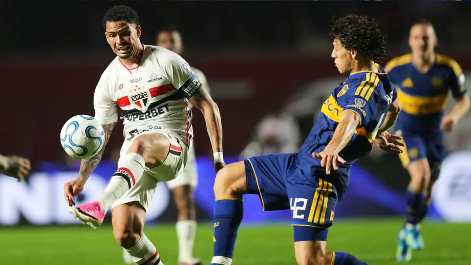 Boca Juniors y Sao Paulo peleando el balón | AP