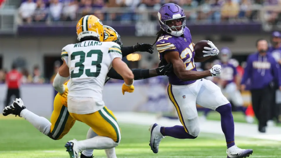 Jordan Mason, corredor de los Vikings enfrentando a los Packers | AP