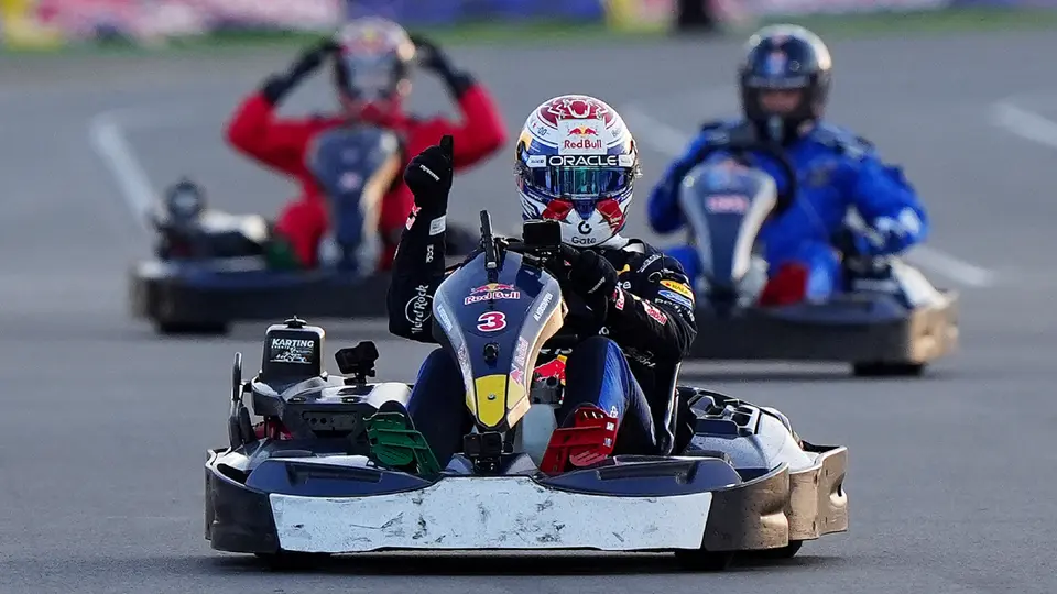 Max Verstappen vence a 100 rivales en un reto de locura en karts