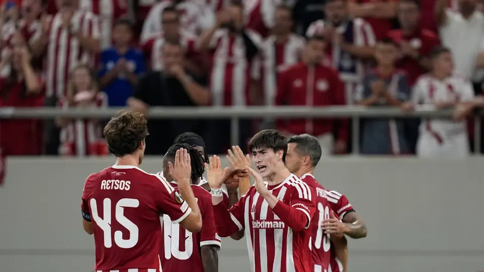 Jugadores de Olympiacos celebran con 'Hormiga' González | AP