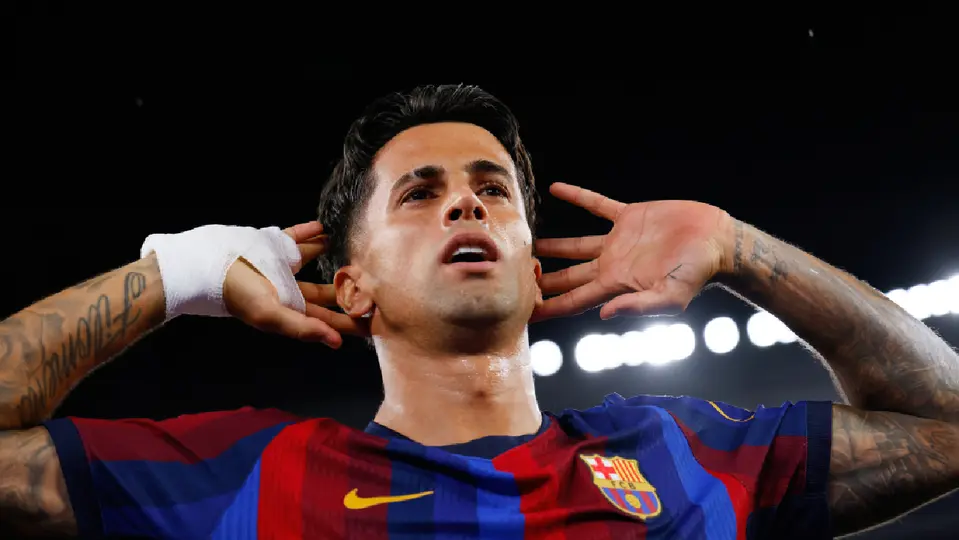 João Cancelo, jugador del Barcelona, en festejo de gol ante Racing de Santander en LaLiga | AP