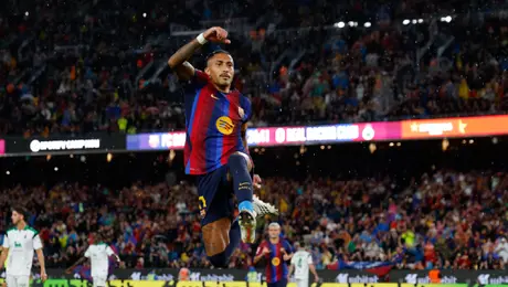 Raphinha supera a Messi y se queda a un gol del récord de Cristiano Ronaldo