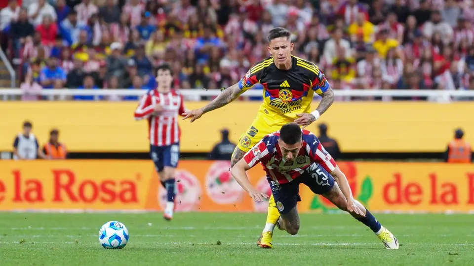 'Piojo' Alvarado se enfrenta a Brian Rodríguez en un Clásico Nacional | IMAGO 7