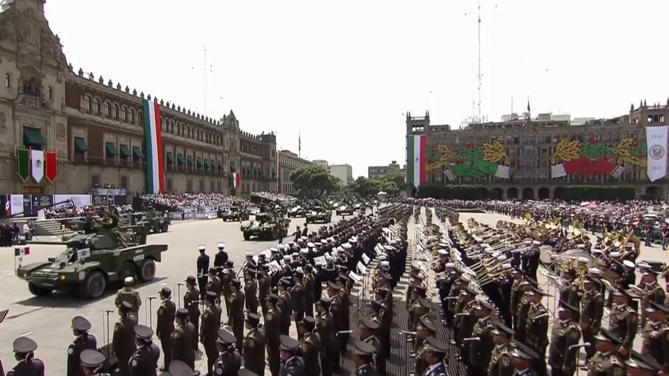 Miles de personas se congregaron en el Zócalo de la Ciudad de México para presenciar el desfile. / @GobiernoMX
