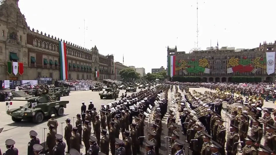 Miles de personas se congregaron en el Zócalo de la Ciudad de México para presenciar el desfile. / @GobiernoMX