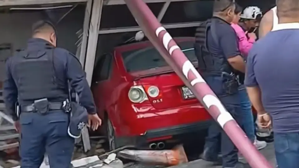 El fuerte impacto dejó daños visibles en la entrada del establecimiento. / Captura