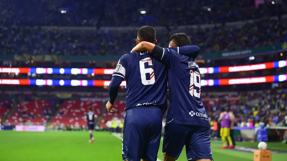 Charly Rodríguez en celebración con Erik Lira en Cruz Azul | MEXSPORT