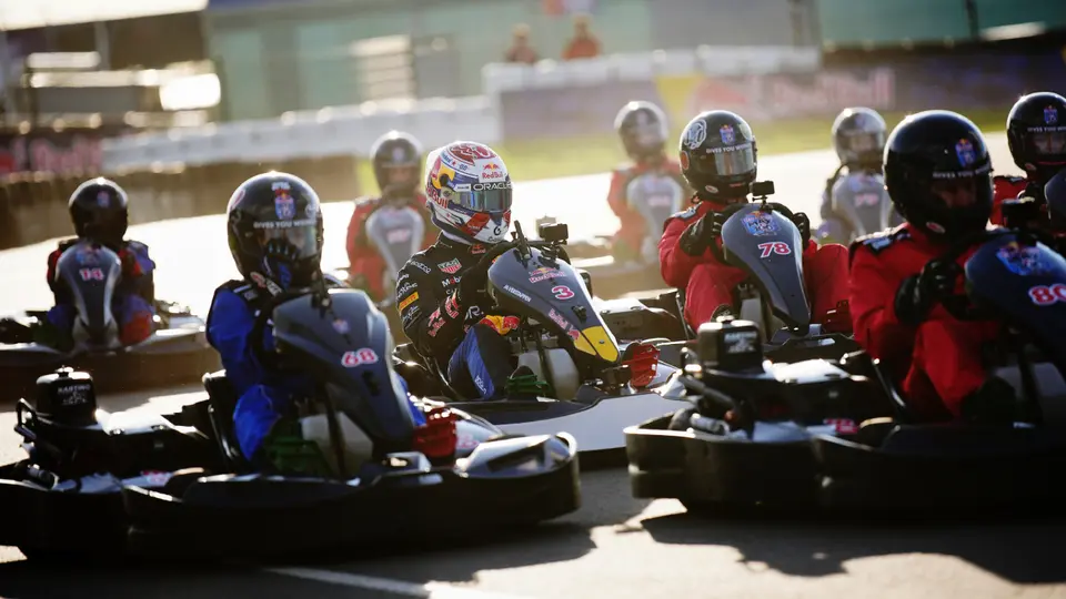 Max Verstappen en plena competencia contra 100 pilotos | AP