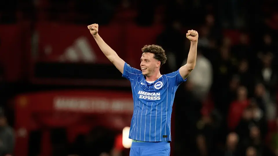 Maxim De Cuyper, jugador del Brighton, en festejo tras derrota al Manchester United en EFL Cup | AP