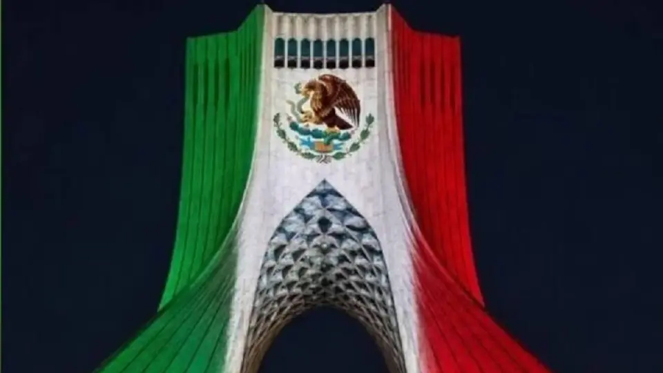 Irán ilumina la Torre Azadi con los colores de México por el Día de la Independencia