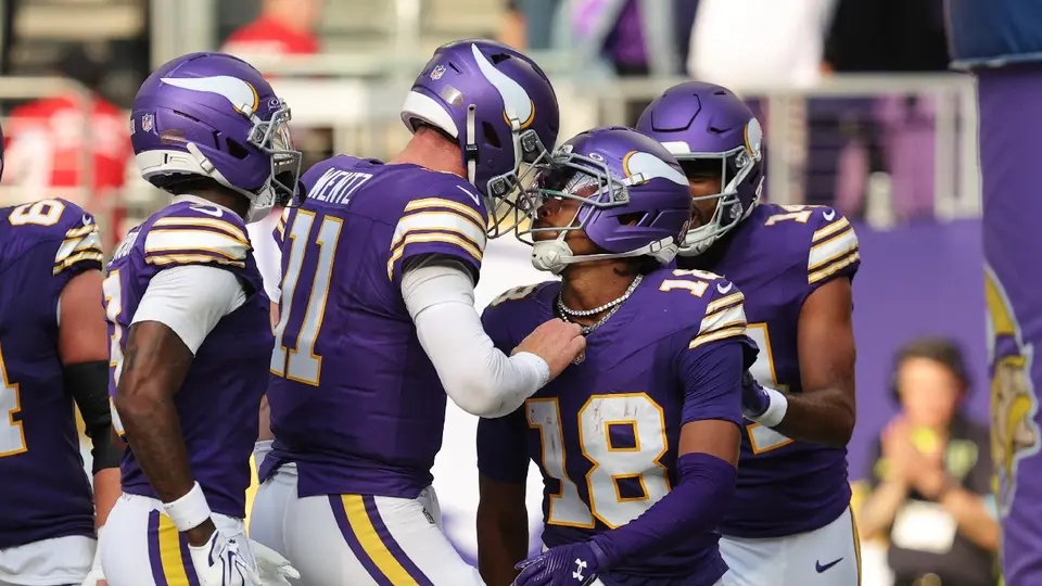 Jugadores de los Vikings celebrando victoria ante los Green Bay Packers | AP