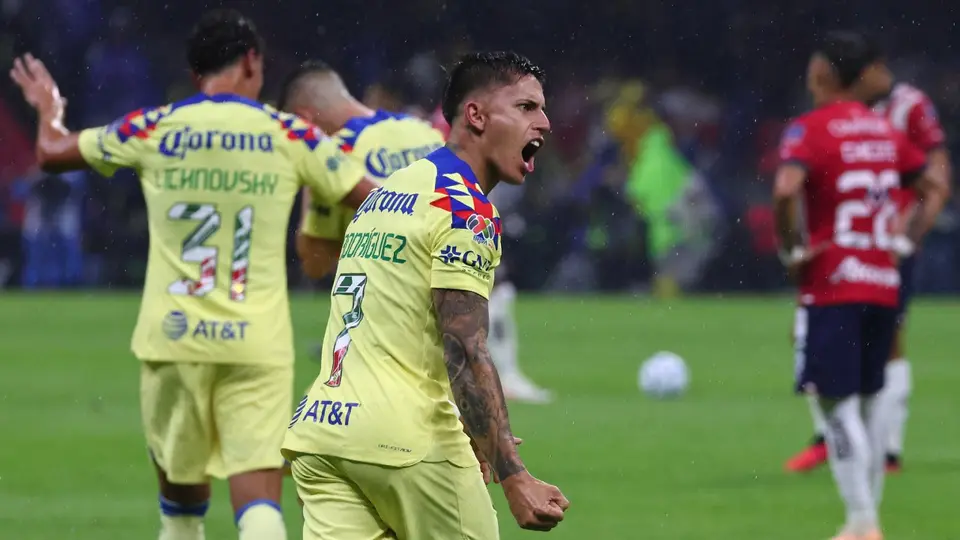 Brian Rodríguez en celebración con América ante Chivas | IMAGO 7