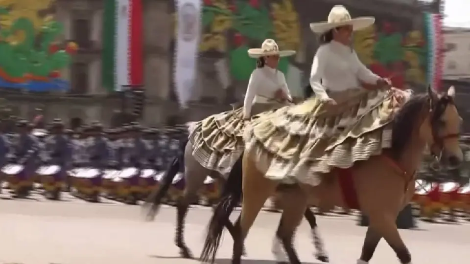 El incidente ocurrió frente al presídium principal durante el paso del contingente ecuestre./ Captura de pantalla