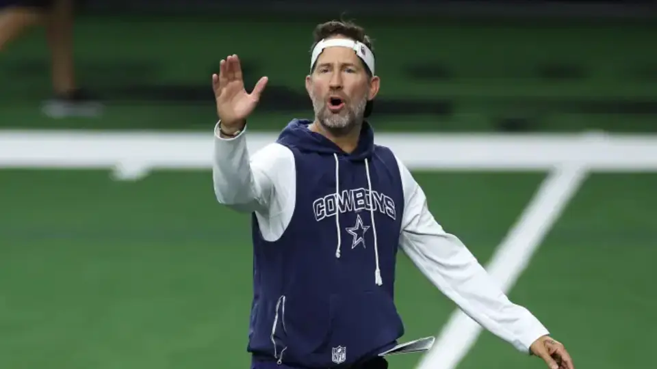 Brian Schottenheimer, coach de Dallas, dando indicaciones | Especial