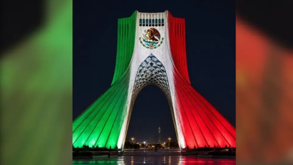 Verde, blanco y rojo fueron proyectados sobre la Torre Azadi, uno de los monumentos más reconocidos de Teherán. / RS