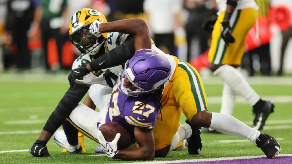 Jordan Mason, anotando un Touchdown ante los Packers | AP