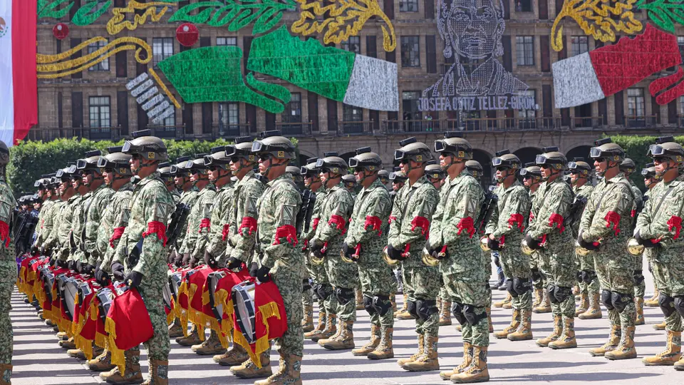 El Zócalo capitalino fue escenario del tradicional desfile por el 216 aniversario del inicio de la Independencia./ X:@GobCDMX