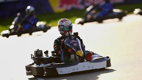 Verstappen revela su mejor recuerdo del karting tras superar reto de adelantar 100 autos
