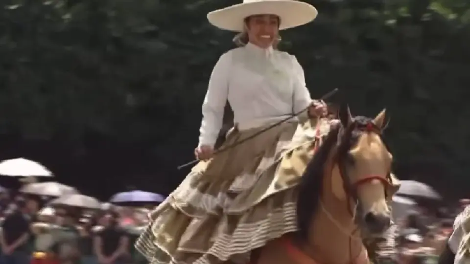 Dos integrantes de la Escaramuza Charra cayeron durante el Desfile Militar 2026 en el Zócalo./ Captura de pantalla