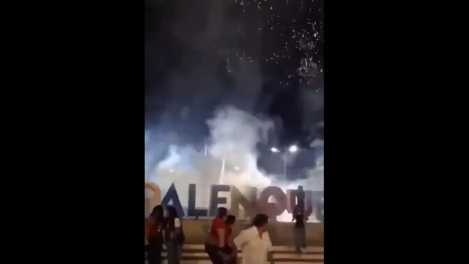 El espectáculo pirotécnico provocó momentos de tensión entre las personas que acudieron a celebrar las fiestas patrias. / RS