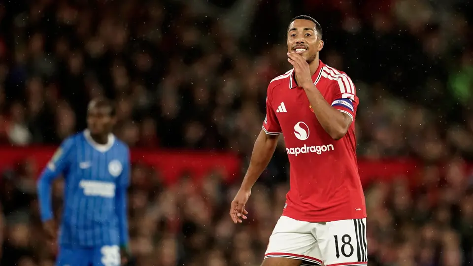 Youri Tielemans, con Manchester United, en partido de EFL Cup ante Brighton | AP