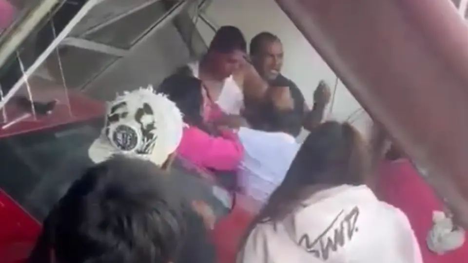 El conductor fue golpeado por algunas personas tras el accidente, de acuerdo con los primeros reportes. / Captura