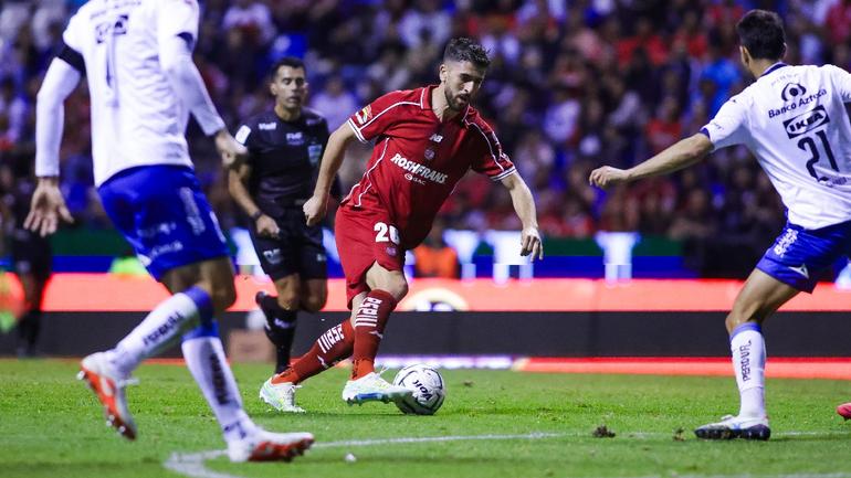 Paulinho enfrentando a Puebla en un juego del Apertura 2026 | MEXSPORT