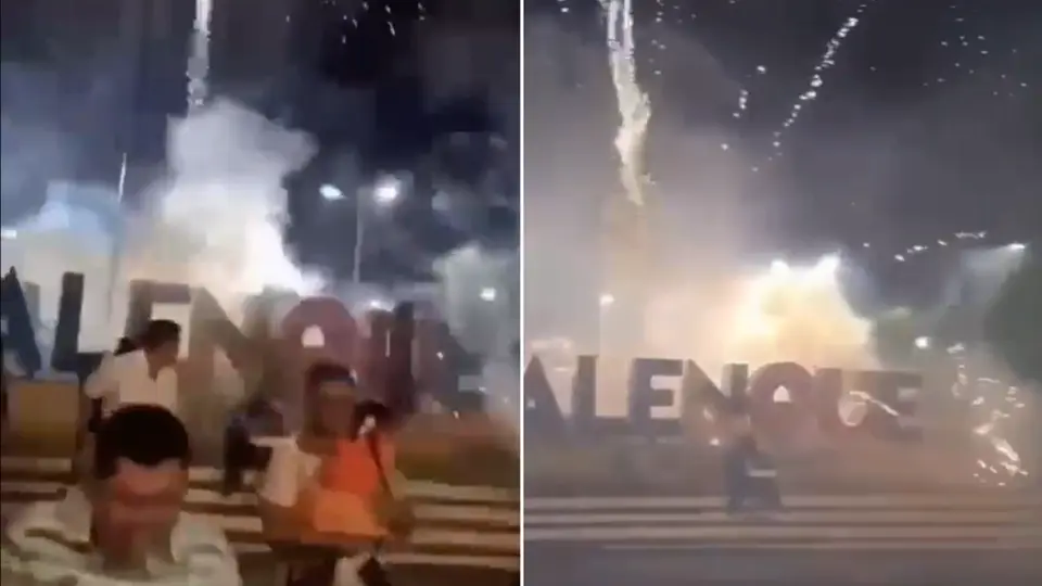 Asistentes al Grito de Independencia corrieron para alejarse de los fuegos artificiales que se dirigieron hacia la zona del público. / RS