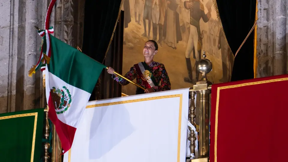 La presidenta Claudia Sheinbaum combinó el vestido artesanal con la banda presidencial durante la ceremonia del 15 de septiembre. / @Claudiashein