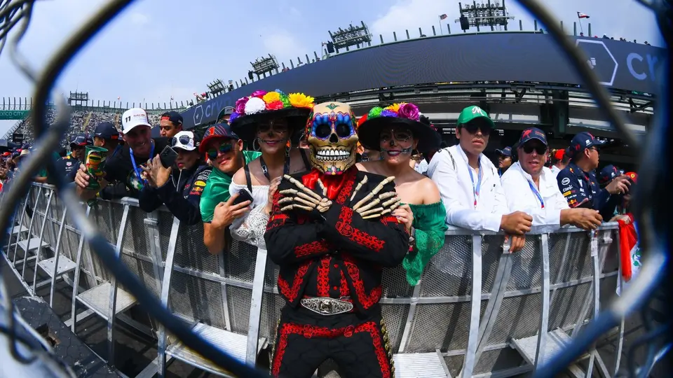 Fermín la Calaca y la afición mexicana en el Gran Premio de México de la F1 | MEXSPORT