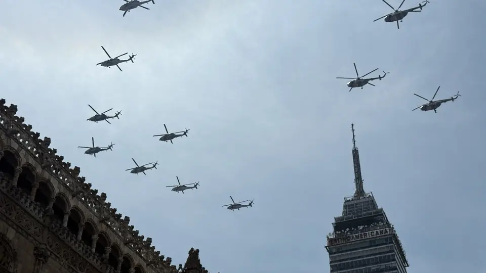 Aeronaves de la Fuerza Aérea Mexicana sobrevolaron la Plaza de la Constitución durante la ceremonia./ Georgina Sánchez