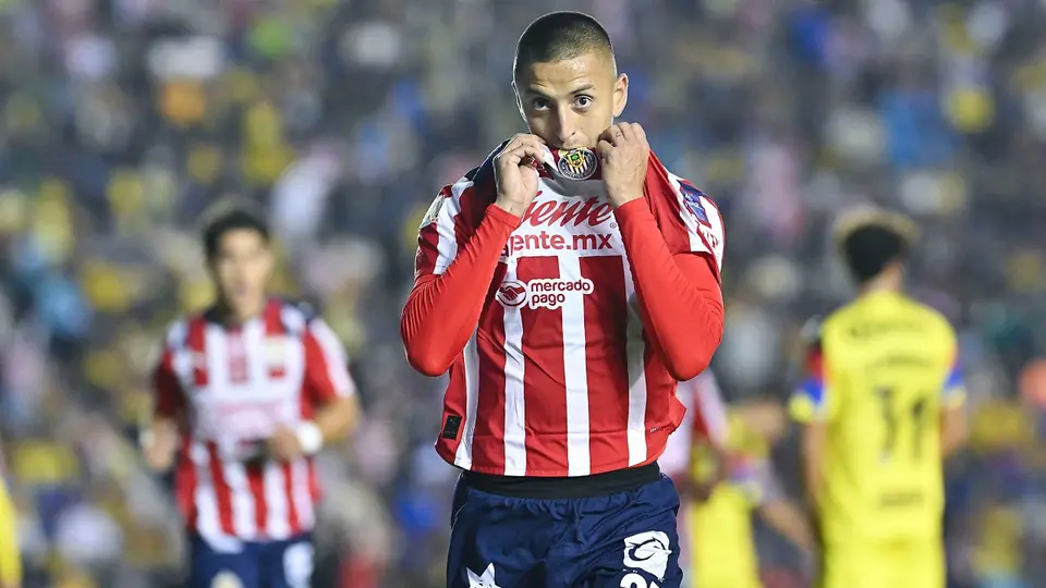 'Piojo' Alvarado en celebración con Chivas ante América | IMAGO 7