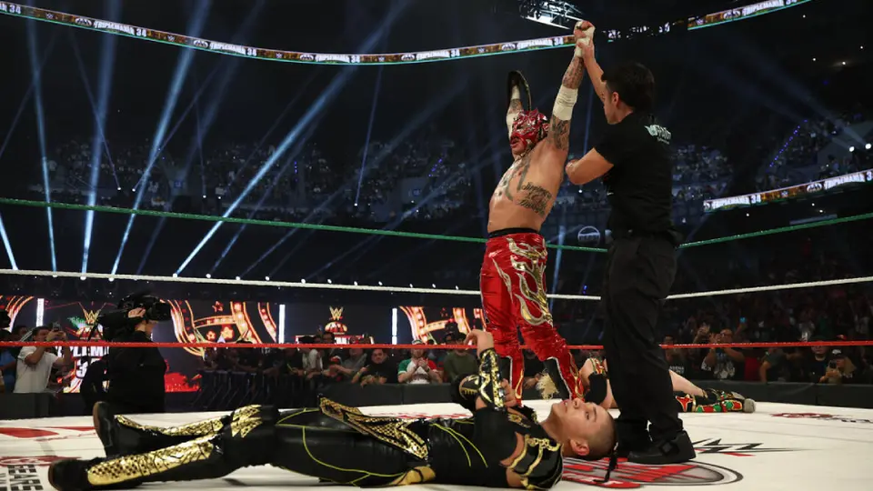 Rey Fénix retuvo el Campeonato Crucero AAA en TripleManía 34 | wwe.com