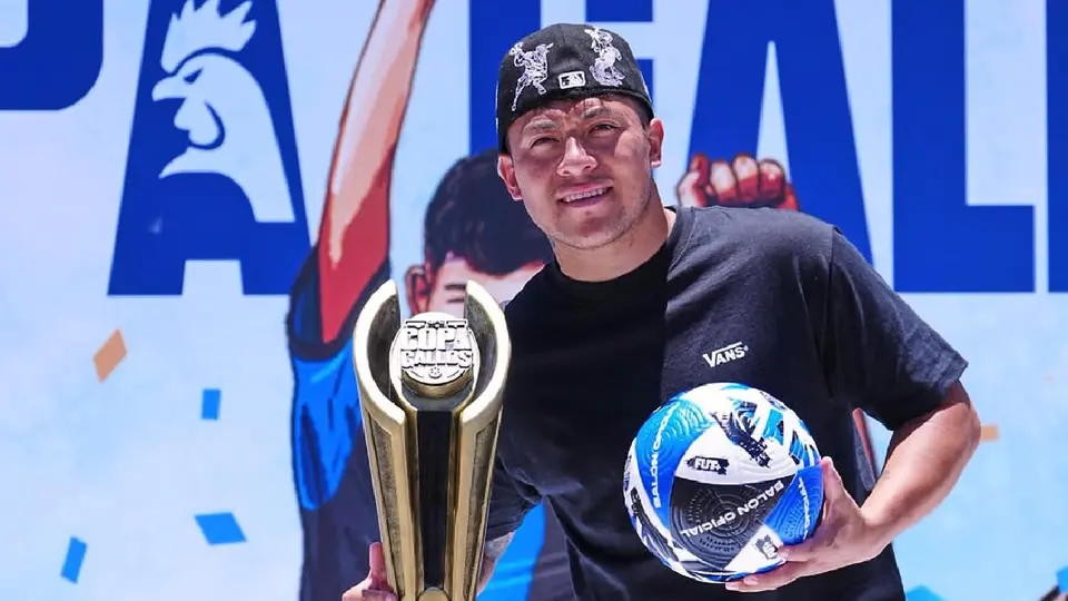 El Influencer Yeye con el trofeo y el balón oficial de la Copa Gallos | INSTAGRAM
