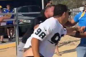 ¡Igual que los jugadores! Aficionados de Charger y Raiders acaban en golpes tras partido