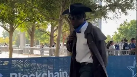 ¡Autentico vaquero! DeMarvion Overshown sorprende con su atuendo para juego de Dallas