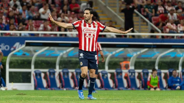 Pollo Briseño ‘arremete’ contra reportero por jugada polémica en el Chivas vs Atlas