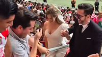 Pareja festeja su boda durante el Chivas vs Querétaro en el estadio