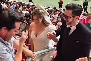 Pareja festeja su boda durante el Chivas vs Querétaro en el estadio