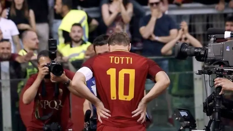 Francesco Totti asegura que analiza salir del retiro: "No hay un 10 en Italia"
