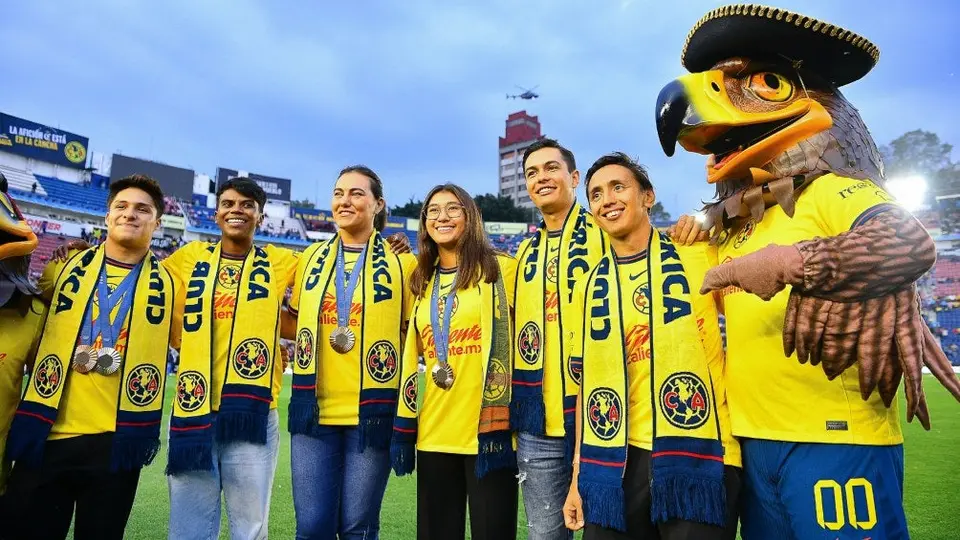 ¡Invitados de lujo! Atletas olímpicos reciben homenaje de América en Clásico Nacional
