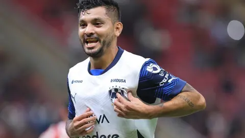 'Tecatito' Corona le arruina la fiesta a Chivas y le da el empate a Monterrey