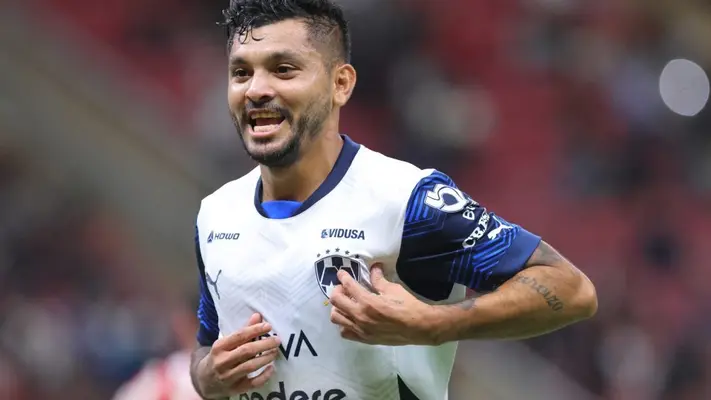 'Tecatito' Corona le arruina la fiesta a Chivas y le da el empate a Monterrey