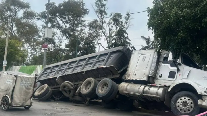 Un tráiler cayó en un socavón en Gustavo A. Madero, dejando a dos personas lesionadas