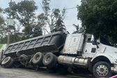 Un tráiler cayó en un socavón en Gustavo A. Madero, dejando a dos personas lesionadas