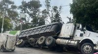 Un tráiler cayó en un socavón en Gustavo A. Madero, dejando a dos personas lesionadas