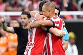 ‘Chicharito’ apoyó a la ‘Hormiga’ González tras su lesión ante Monterrey