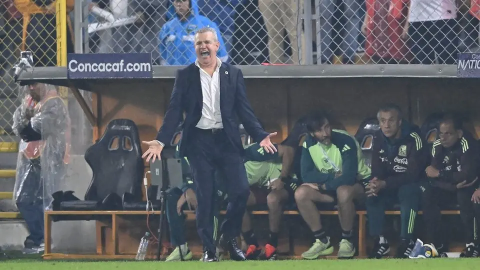 Afición de Honduras lanzó vasos a Javier 'Vasco' Aguirre tras amonestación a 'Chino' Huerta